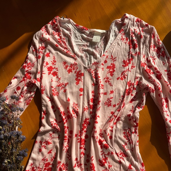 FLAT Rs. 500 (free ship) H&M Cute floral top with bell sleeves - Picture 5 of 8